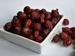 Schale mit getrockneten Hagebutten als gute Vitamin C Quelle