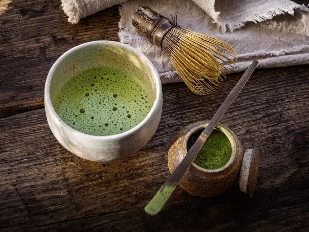 Antioxidantien in Lebensmitteln Keramiktasse mit Matcha-Tee