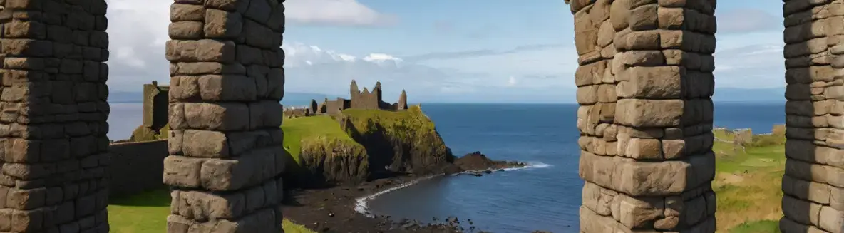 Vue de l'Ayrshire, en Écosse, montrant un château côtier sur des falaises surplombant la mer, une plage de sable tranquille, une campagne verdoyante vallonnée avec des murets de pierre et des moutons au loin, et le front de mer d'une petite ville portuaire historique sous un ciel chaud et doré à l'heure dorée.