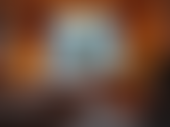 Chambre d'hôtel confortable décorée pour Noël avec des guirlandes lumineuses et un petit sapin