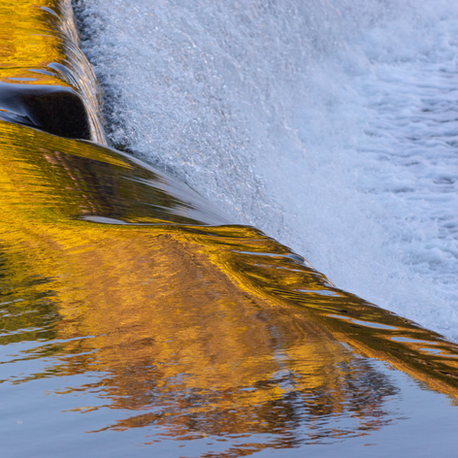 Guidance for municipalities on preparing water budgets for the Oak Ridges Moraine, focusing on quantifying water balance components and ensuring sustainable water management.
