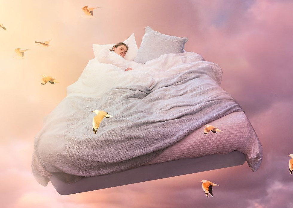 łóżkoze śpiącą kobietą unosi w chmurach, kobieta ma piękne sny