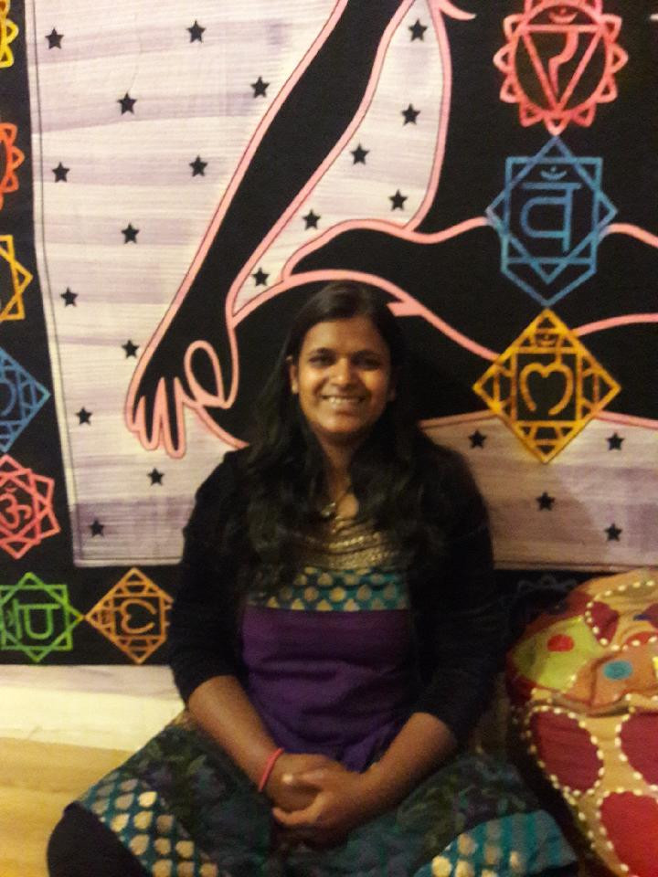 Rencontre avec Samita Gupta Samita est née en Inde où elle y a vécu pendant 16 ans. Proche de sa grand-mère qui était Chamane, elle a beaucoup appris à travers elle. Au fur et à mesure des années elle a su découvrir son potentiel énergétique et ainsi le partager à travers ses soins. Chaque séance qu’elle propose est dictée par ses ressentis et son intuition. Vécu d’une séance : « Harmonisation des Chakras par le son » « Dès votre première rencontre avec elle, elle saura vous mettre en confiance et à l’aise. J’ai trouvé Samita très chaleureuse. Elle me propose de nous installer dans sa salle de soin. L’ambiance est agréable et feutrée. Il y a une délicate odeur d’encens qui nous met de suite dans l’atmosphère. Nous sommes assise en face à face sur des poufs de méditation et devant moi se trouve des bols tibétains. Samita m’explique que je n’aurai qu’à écouter sa voix et me laisser guider. Je me sens tout à fait en confiance et prête à essayer. Elle m’indique également qu’au court du relâchement de tout mon corps elle se connectera à moi pour rentrer en contact avec tous mes chakras et ainsi pouvoir ressentir les émotions, les sensations, les blocages… Installée sur le pouf, je commence par fermer les yeux et j’écoute les indications de Samita. Je me connecte à ma respiration et à l’énergie de la terre et chaque partie de mon corps est sollicitée. On débute par les pieds et on remonte jusqu’à la tête. Dès le début, le son m’ancre complétement dans le sol et je sens mes jambes complétement lourdes. Durant tout le soin, le son des bols nous accompagne. A chaque étape et à chaque passage de chakra j’ai des ressentis particuliers. Le son des bols communique avec mon corps et la puissance de ces « sons » est assez impressionnante. A travers ce soin, Samita a pu déterminer certaines de mes blessures et de mes peurs et les situer aussi bien temporellement que dans mon corps (au niveau des chakras). Ce fut un joli voyage intérieur et un agréable moment. » Vous pouvez retrouver Samita Gupta sur Foix : 1, rue Lazéma 09000 Foix – 06.60.50.11.556 ans. Proche de sa grand-mère qui était Chamane, elle a beaucoup appris à travers elle. Au fur et à mesure des années elle a su découvrir son potentiel énergétique et ainsi le partager à travers ses soins. Chaque séance qu’elle propose est dictée par ses ressentis et son intuition. Vécu d’une séance : « Harmonisation des Chakras par le son » « Dès votre première rencontre avec elle, elle saura vous mettre en confiance et à l’aise. J’ai trouvé Samita très chaleureuse. Elle me propose de nous installer dans sa salle de soin. L’ambiance est agréable et feutrée. Il y a une délicate odeur d’encens qui nous met de suite dans l’atmosphère. Nous sommes assise en face à face sur des poufs de méditation et devant moi se trouve des bols tibétains. Samita m’explique que je n’aurai qu’à écouter sa voix et me laisser guider. Je me sens tout à fait en confiance et prête à essayer. Elle m’indique également qu’au court du relâchement de tout mon corps elle se connectera à moi pour rentrer en contact avec tous mes chakras et ainsi pouvoir ressentir les émotions, les sensations, les blocages… Installée sur le pouf, je commence par fermer les yeux et j’écoute les indications de Samita. Je me connecte à ma respiration et à l’énergie de la terre et chaque partie de mon corps est sollicitée. On débute par les pieds et on remonte jusqu’à la tête. Dès le début, le son m’ancre complétement dans le sol et je sens mes jambes complétement lourdes. Durant tout le soin, le son des bols nous accompagne. A chaque étape et à chaque passage de chakra j’ai des ressentis particuliers. Le son des bols communique avec mon corps et la puissance de ces « sons » est assez impressionnante. A travers ce soin, Samita a pu déterminer certaines de mes blessures et de mes peurs et les situer aussi bien temporellement que dans mon corps (au niveau des chakras). Ce fut un joli voyage intérieur et un agréable moment. » Vous pouvez retrouver Samita Gupta sur Foix : 1, rue Lazéma 09000 Foix – 06.60.50.11.55