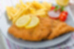 Paniertes Schnitzel mit Pommes