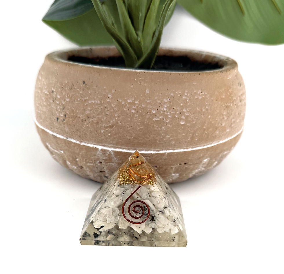 Miniatura: Small clear pyramid filled with white stones, a copper spiral and gold flakes.