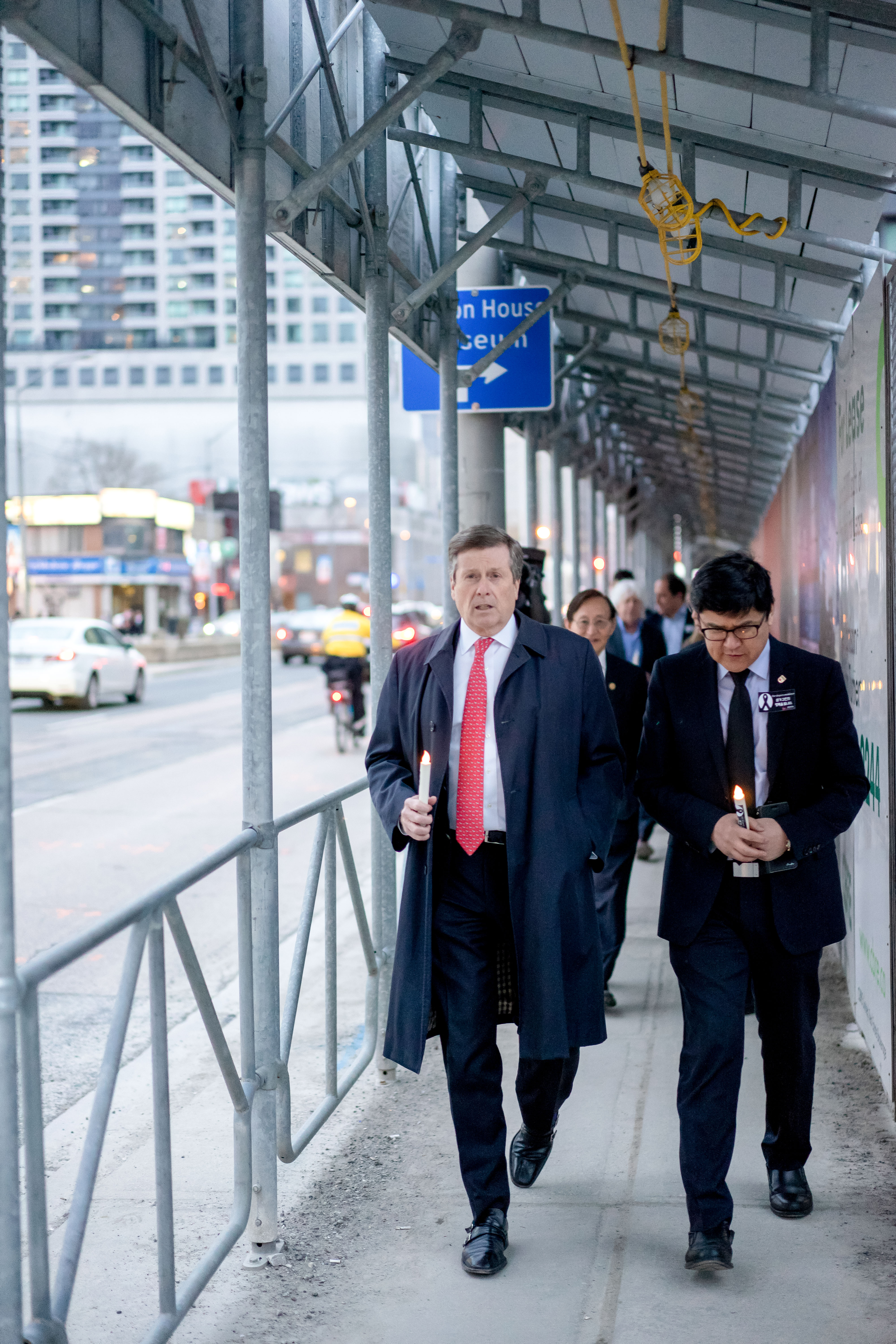 Daniel Lee with Mayor John Tory (Photo by Hwyseung Ahn reporter)