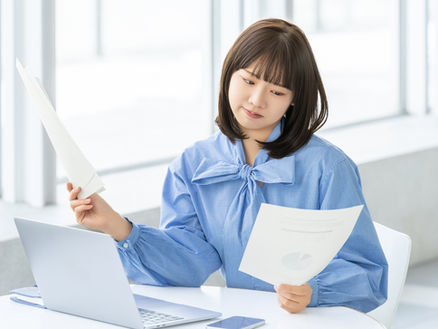 書類を見る女性