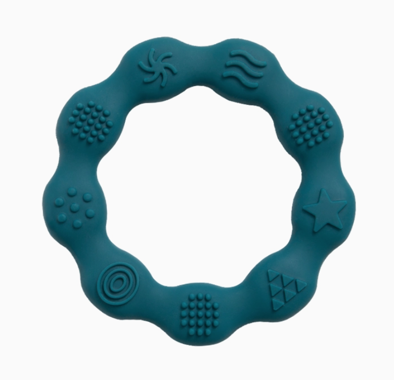 Vooraanzicht blauwe bijtring met verschillende patronen