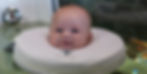 ontspannen baby in nekband tijdens floatsessie babyspa The little tree