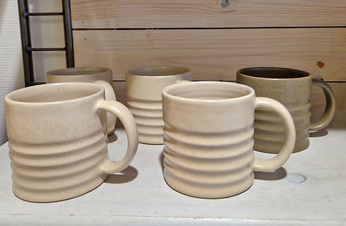Lækre keramikkrus i beige farver