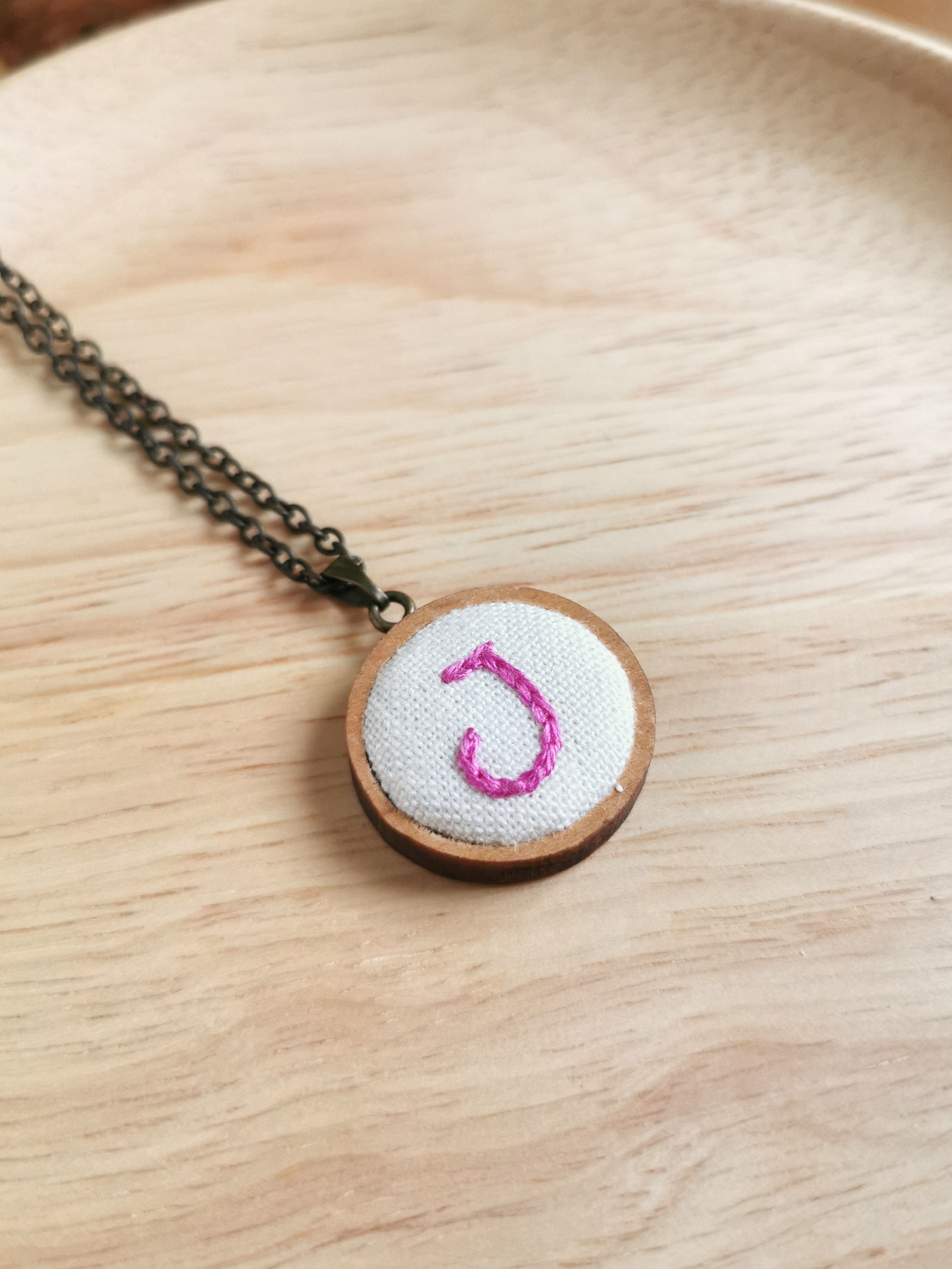 小小手工刺繡項鍊【J】