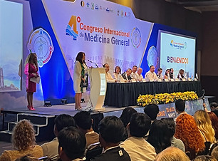 Escenario de Congreso médico con profesores.