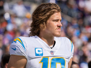 Top 5 Active Stars Redefining Football Card Collection Slab-Z