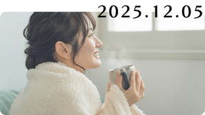 コーヒーで温まる女性