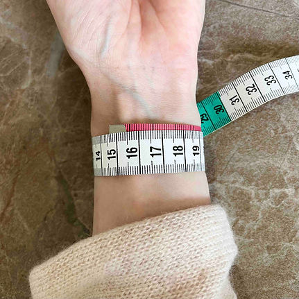 Handgelenk mit Maßband | Feng Dzi