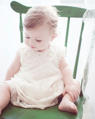 Baby in einem gruenen Stuhl