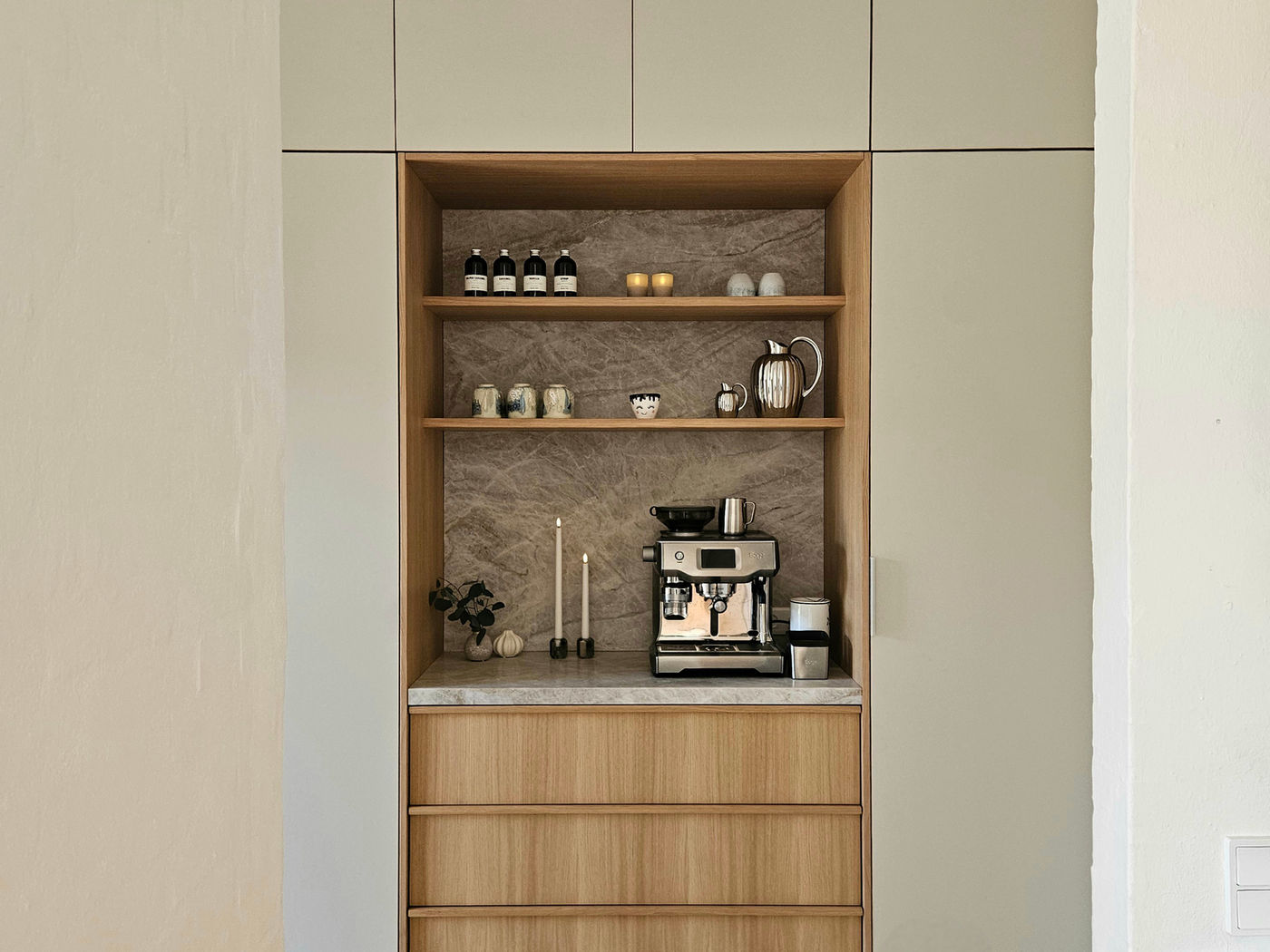 Harmonious tones · hand-selected quartzite & natural materials · detail 2