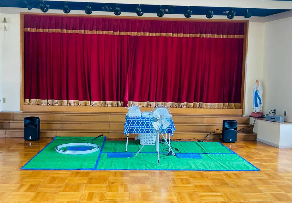 子どもたちは立ち上がってシャボン玉を追いかけ、触れて、大歓声!