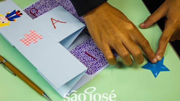 Para homenagear os Pais, os estudantes do São José Kids e Júnior preparam cartões para homenageá-los