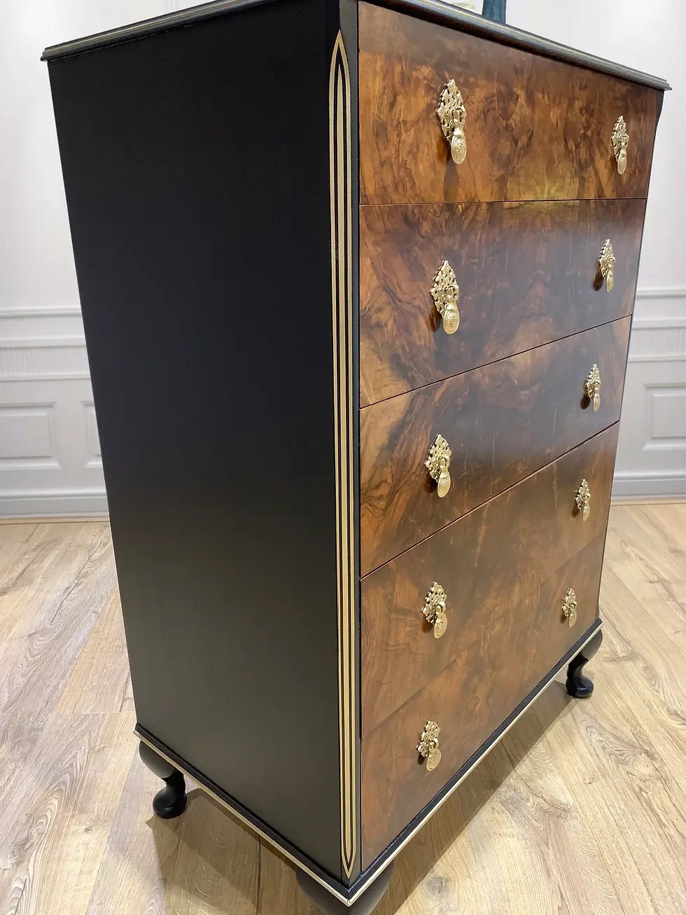 Thumbnail: Chest of Drawers