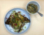 Kichererbsen Falafel auf Baba Ganoush, Ofenaubergine, Salzzitrone, gerösteten Schlangenpaprika, gebratene Datteln und Freekeh-Salat