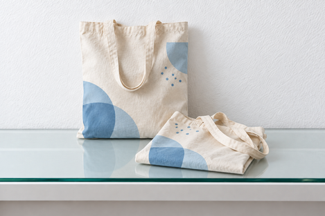Ecobags de algodão cru, uma em pé e outra dobrada