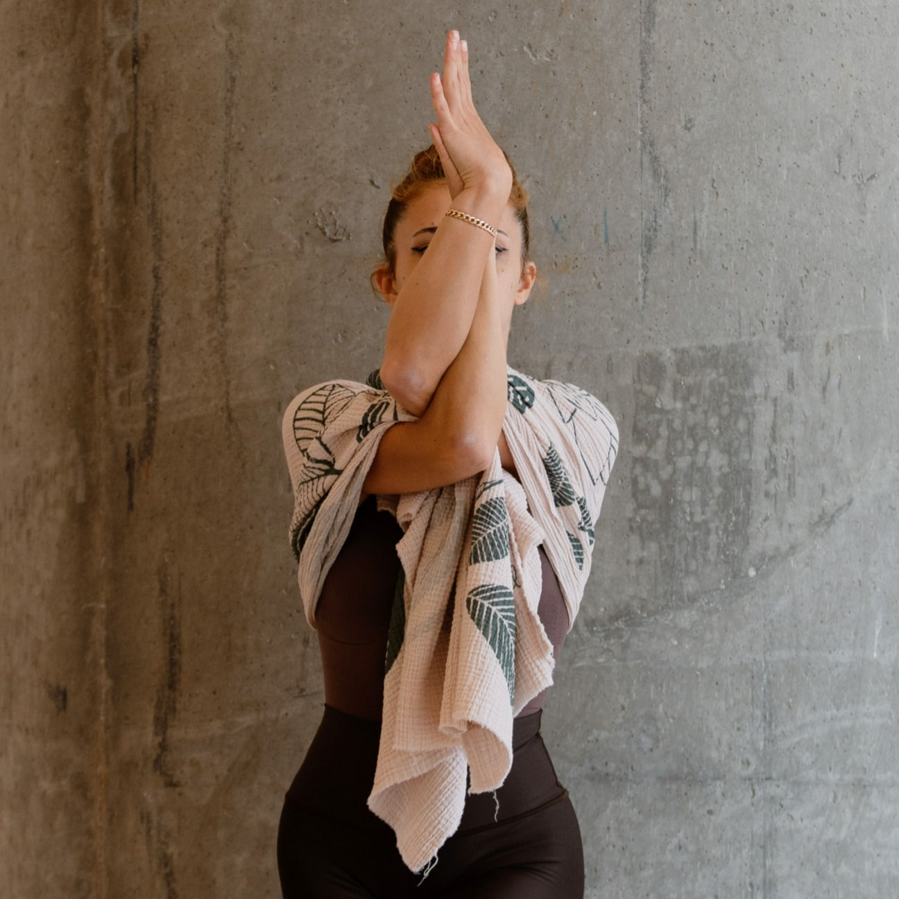 The Bird Shawl L - Forest Green on Nude