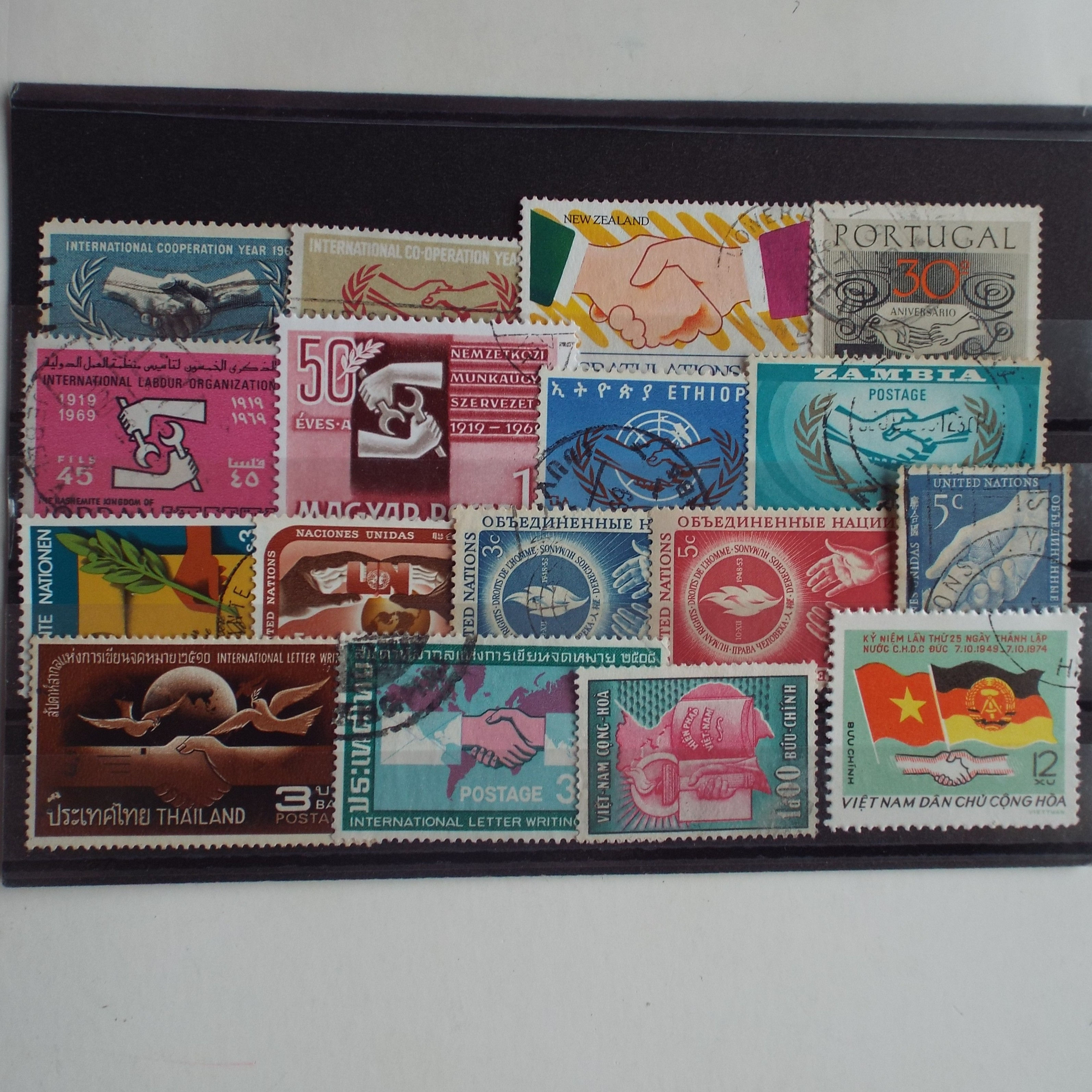 Thematics - Hands & Handshakes - 17 stamps - Mixed World - no duplication