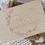 Miniaturbild: Personalisierbare Erinnerungsbox "Flowerloop" aus Holz mit Gravur (Blumenkranz) und Acryl-Schriftzug Detailbild Deckel