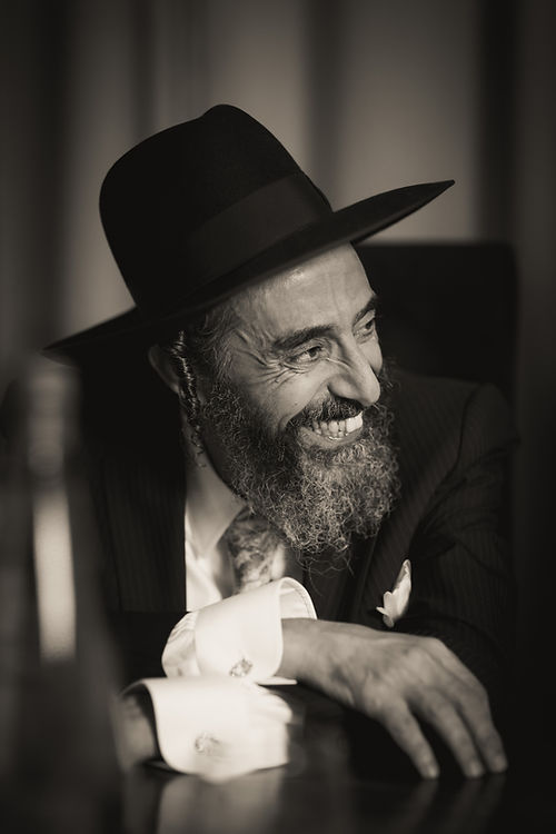 דיוקן גבר מזוקן בכובע בשחור ולבן
