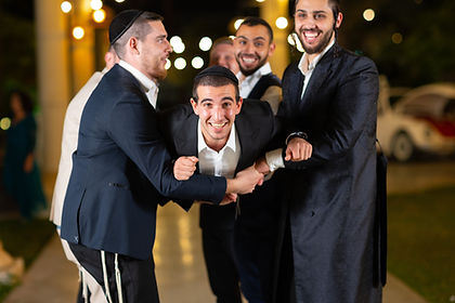 רועי וגברים נוספים מרימים אדם באוויר