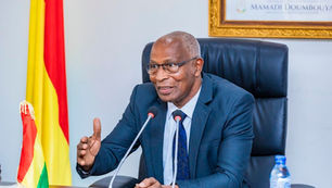 Le premier ministre BAH Oury qui s'exprime devant les médias
