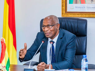 Le premier ministre BAH Oury qui s'exprime devant les médias
