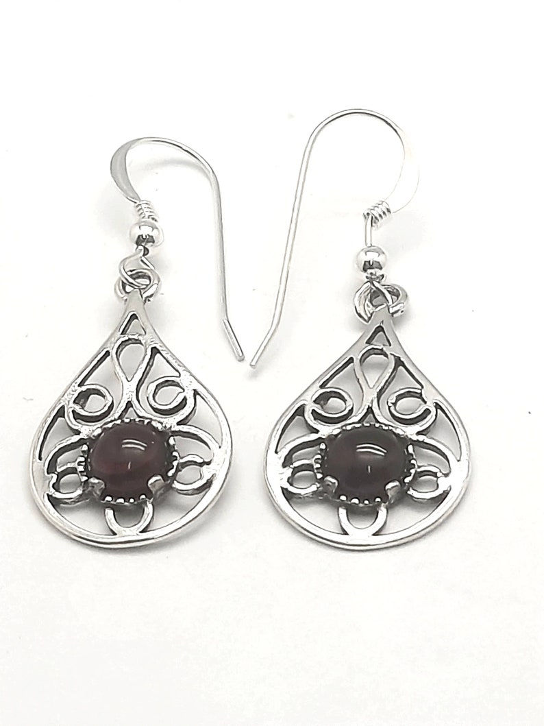 Thumbnail: 925 Sterling Silver Antique oriental filigree bezel earrings, Garnet