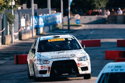 Mitsubishi Lancer Evo bianca in azione sul percorso