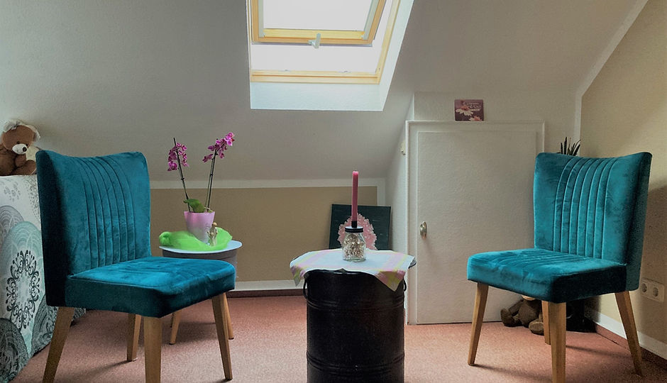 Bild vom Theraphieraum, zwei Stühle ein Tisch