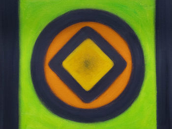 Technik: Öl auf Leinwand
Format: 40 cm × 40 cm
Stil: drei schwarze Rahmen: a) quadratisch außen, b) Kries, c( Rhombus. eine hellgrüne Fläche, eine orangefarbene und eine gelbe mit schwarzen Beimischungen
Anmutung: aufhellend, klare und leuchtende Strukturen innerhalb schwarzer Rahmen