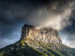Der Mont Aiguille (frei übersetzt: Felsnadel) ist ein 2087 m hoher Berg in den Französischen Alpen. Er ist teilweise in Wolken verhangen