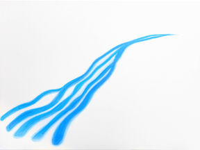 hellblaue Acrylfarben und Acrylstifte auf Leinwand. Blaue Wellen, fünf nebeneinander, die sich nach oben hin zu einer Spitze verbinden.