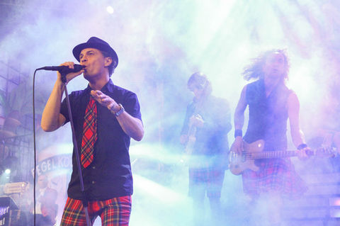 Die Kölsch Rockband Brings gibt ein Konzert. Eine Maschine stellt künstlichen Nebel her,  so dass nur Frontmann Peter Brings klar zu erkennen ist, und Stephan Brings (rechts) schemenhaft