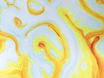 Technik: Öl auf Leinwand
Format: 120 × 100 cm
Stil: Geometrisch-abstrakt, weich modulierte Kanten, fließende zungenartige Formen, pastellfarbig und klarfarbig
Farbwelt: Weiß; helles, eisiges Blau sowie gelb, orangefarben und rot
Anmutung: Meditative, ruhige Abstraktion; fiktive Struktur, weiche Übergänge; erinnert etwas an Flammen und Zungen