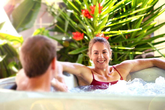 Sun---Soul_2_Relax_Couple_Portable_Lifestyle_Hero_Image_29032022-8256x5504-54d0d4e7-d1a8-4