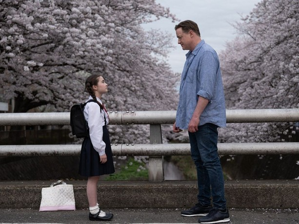 Brendan Fraser y Mari Yamamoto en una escena de Rental Family
