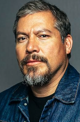 El actor, productor y escritor Julio Cedillo da vida a Salvador Hernández en "A Million Miles Away".