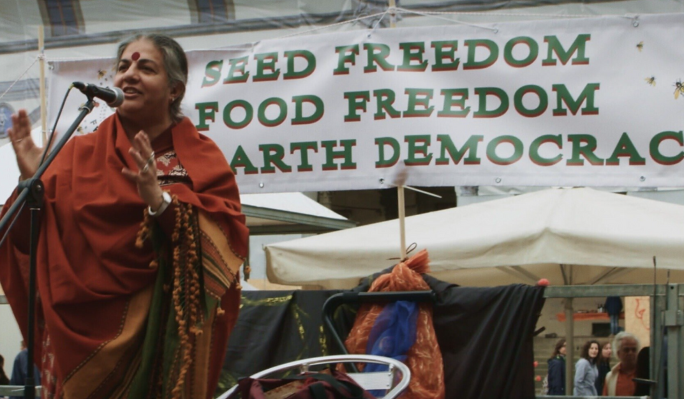 Vandana Shiva en una escena del documental The Seeds of Vandana Shiva