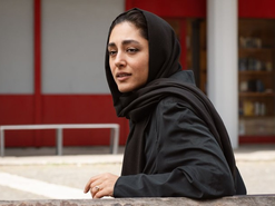 Azar Nafisi (Golshifteh Farahani) en una escena de Reading Lolita en Teherán.