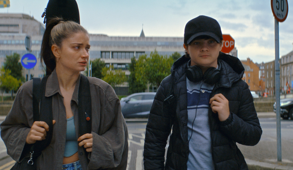 Flora (Eve Hewson) y Max (Orén Kinlan) en una escena de Flora and Son.