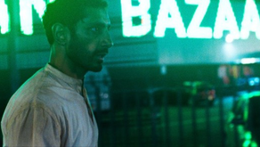 Riz Ahmed en una escena de Hamlet