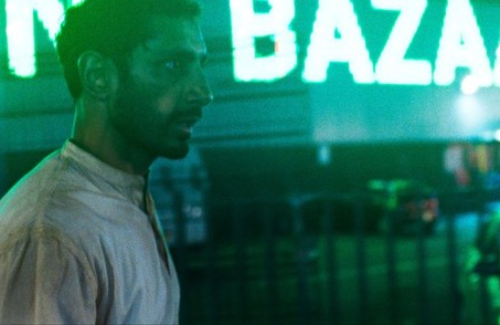 Riz Ahmed en una escena de Hamlet