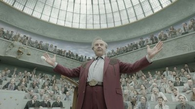 Un hombre frente a una audiencia